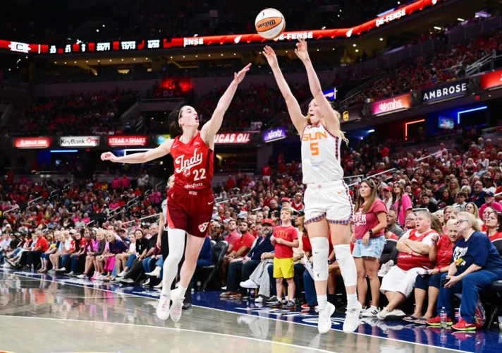 Clark shines as Fever burns Sun